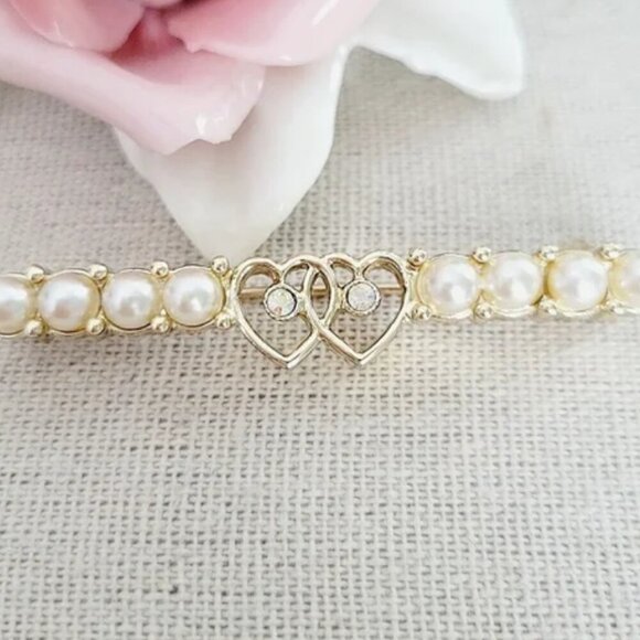 Sarah Coventry Jewelry - VTG SARAH COVENTRY Doubble Heart Bar and Cream Faux Pearl Brooch